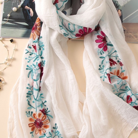 Beautiful soft cotton embroidered scarf - Picture 6 of 13
